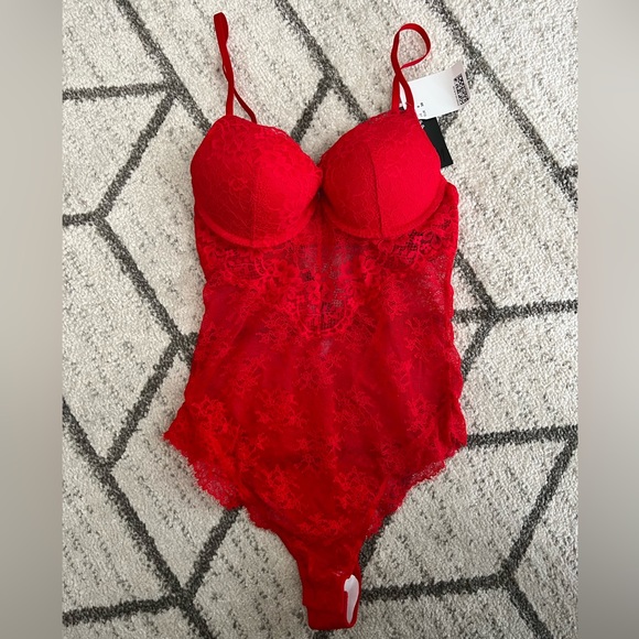 BNWT H&M red lace bodysuit - Picture 2 of 2